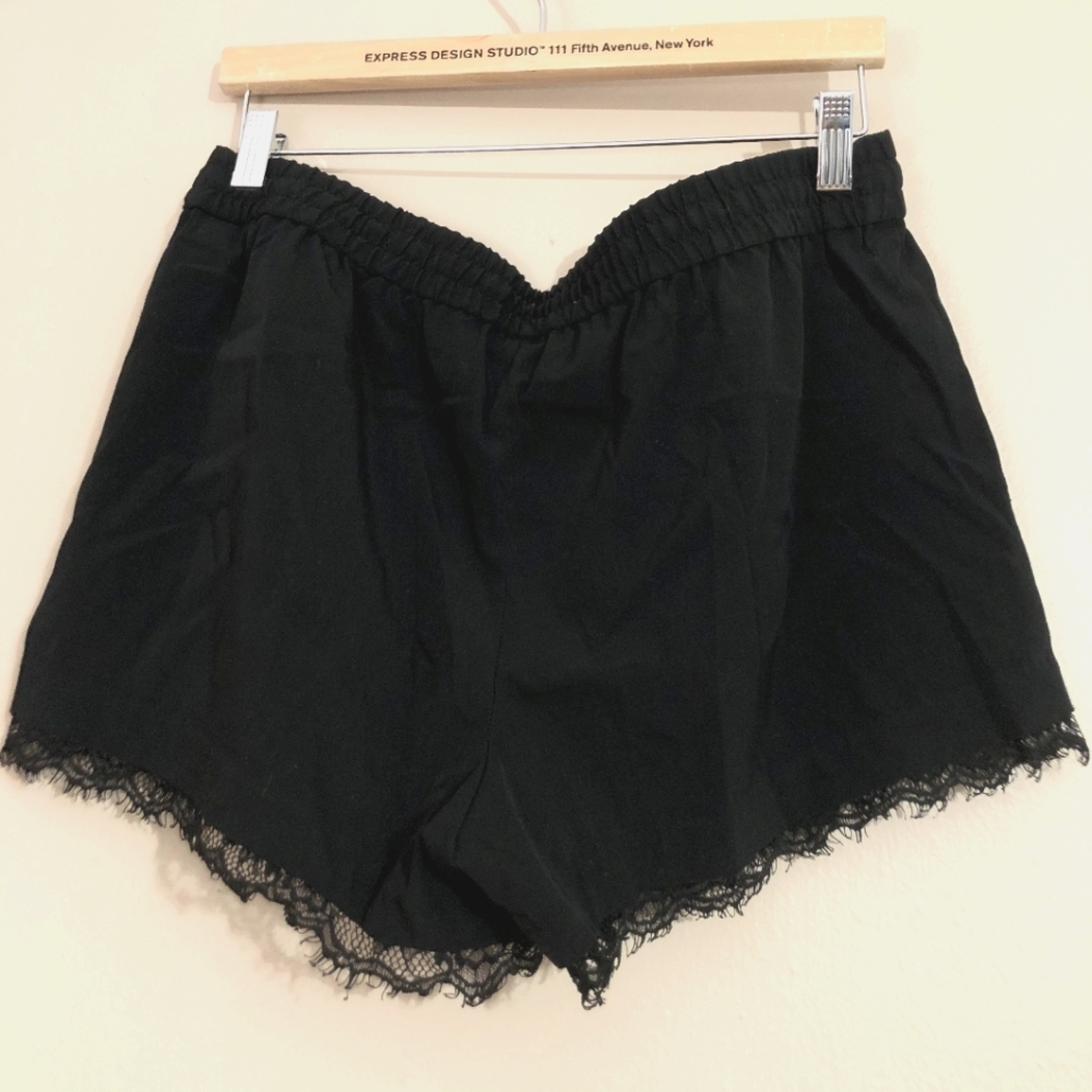 Express Lace Hem Short - Picture 2 of 3